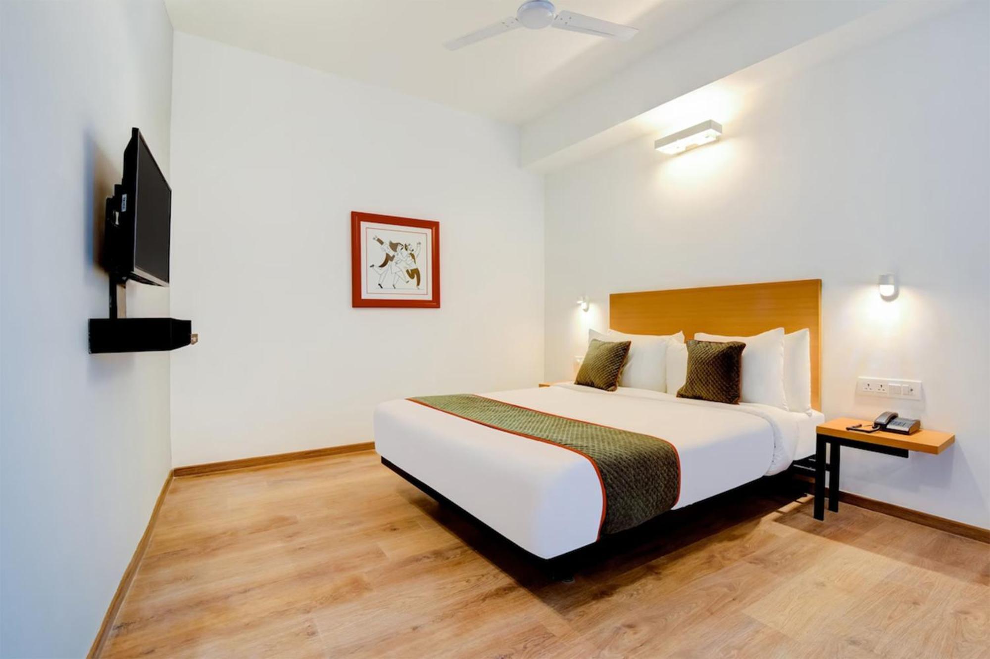 פארידבד Hotel Crown Inn מראה חיצוני תמונה