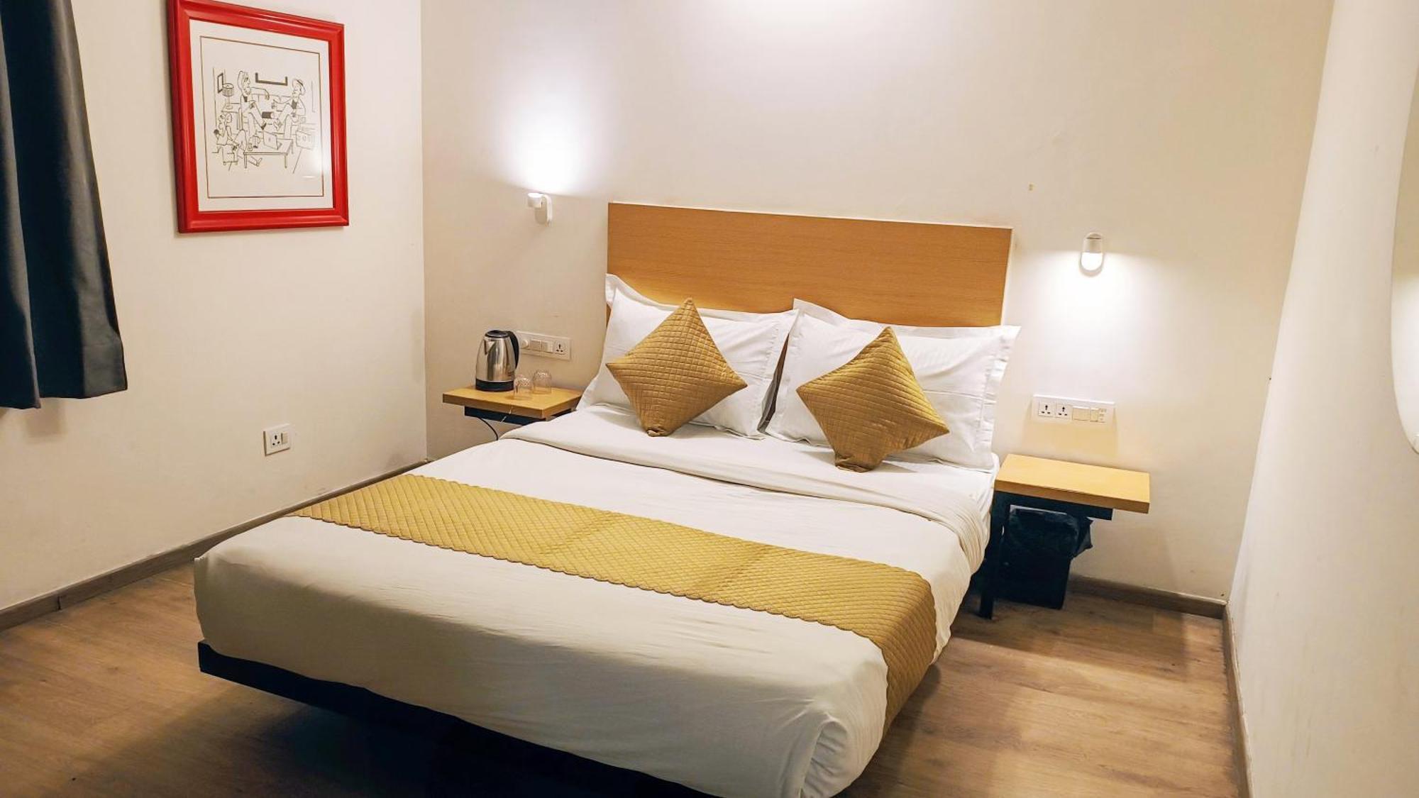 פארידבד Hotel Crown Inn מראה חיצוני תמונה
